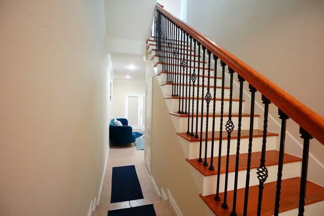 Building Photo - 5625 Dolores St