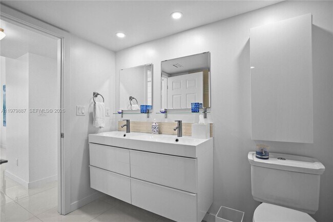 Building Photo - 529 E Sheridan St