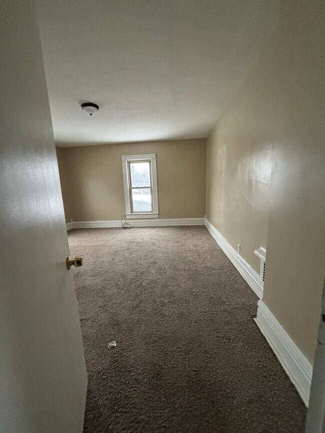 Building Photo - 3 Bdrm 1.5 Bath Duplex in Union Township