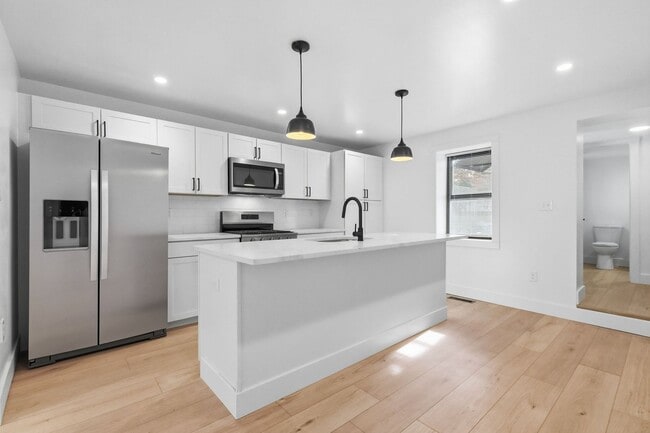 Building Photo - Luxury Rental - South Side Flats