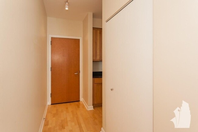 Building Photo - 1 bedroom in Chicago IL 60654