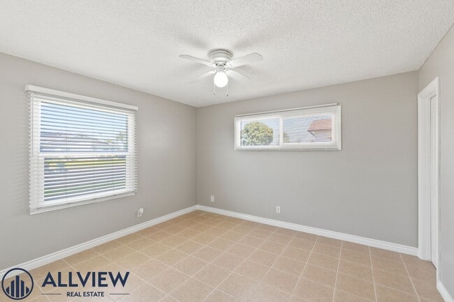 Building Photo - Upgraded 4 Bedroom, 3 Bathroom Home Available