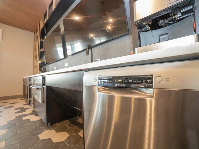 Building Photo - 14820 Wallin Dr