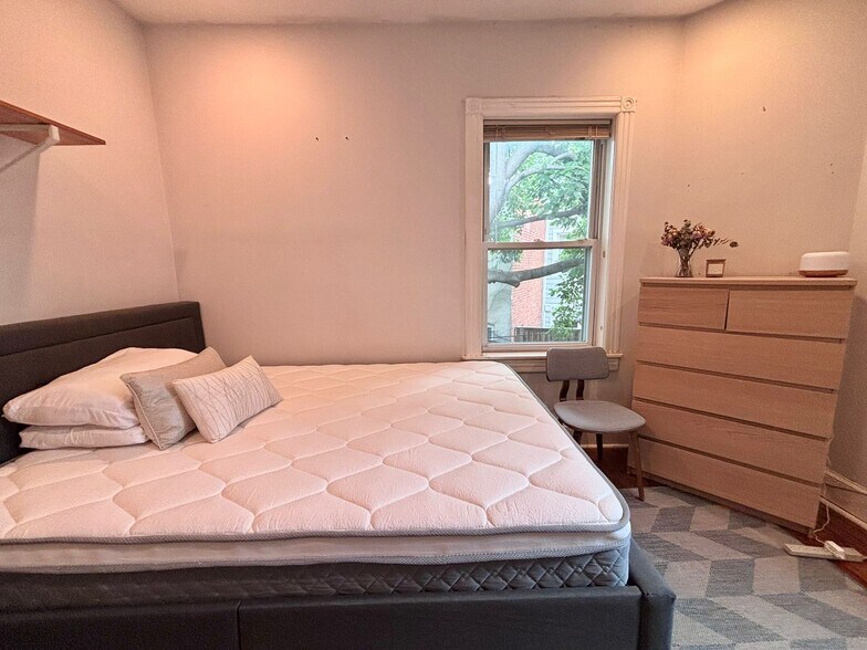 Available bedroom - 27 Q St NW