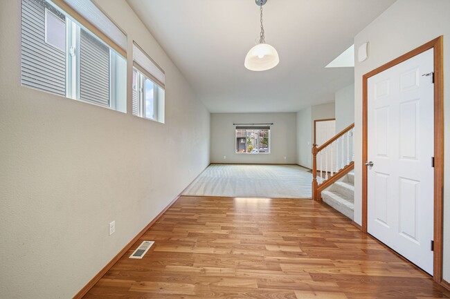 Building Photo - 3 bedroom 2.5 baths - Easy JBLM commute! - North Thurtson School District.