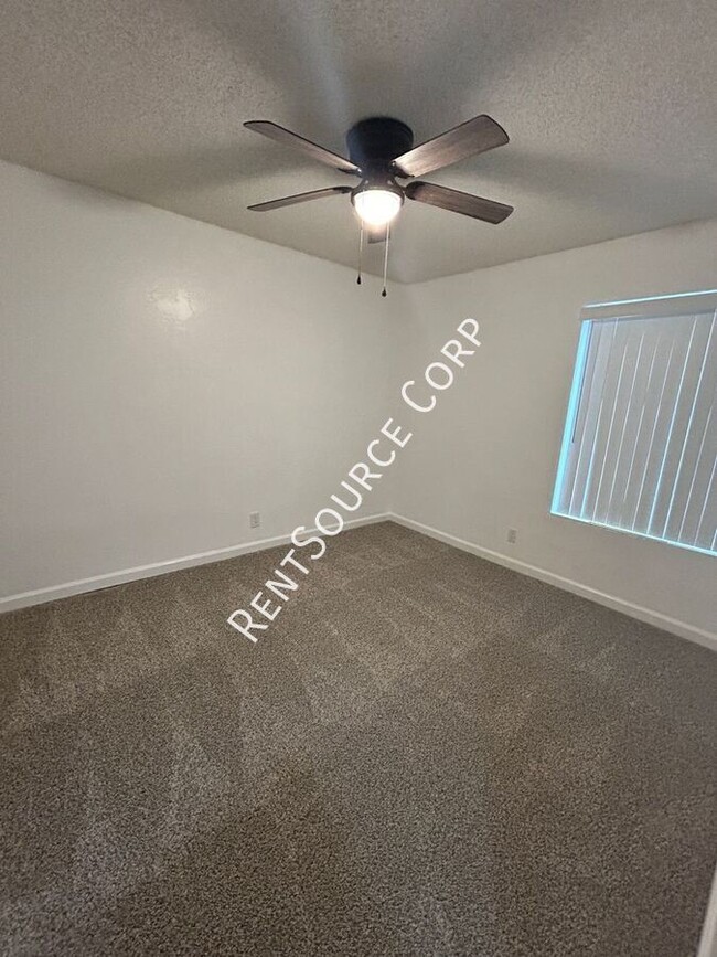 Building Photo - 2 Bedroom 1 Bathroom unit in Lancaster jus...