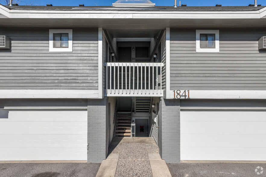 Entrance - Walnut Trails Townhome Apartments