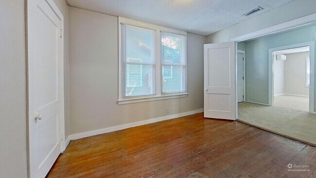 Building Photo - 5-Bedroom Home in Springfield!