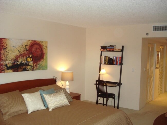 Building Photo - 3600 Yacht Club Dr