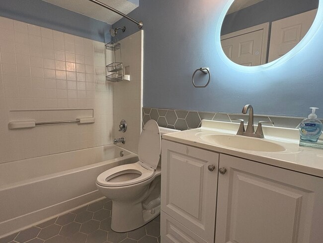 Building Photo - Charming 2-Bed, 2-Bath in Middletown, CT.