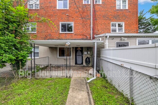 Building Photo - 1302 Hillsway Ct