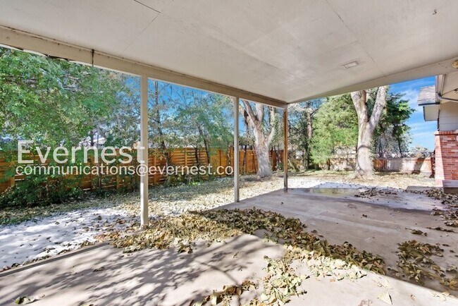 Building Photo - 4 Bed, 3 Bath Home with Fenced Yard & Garage / Available Now!