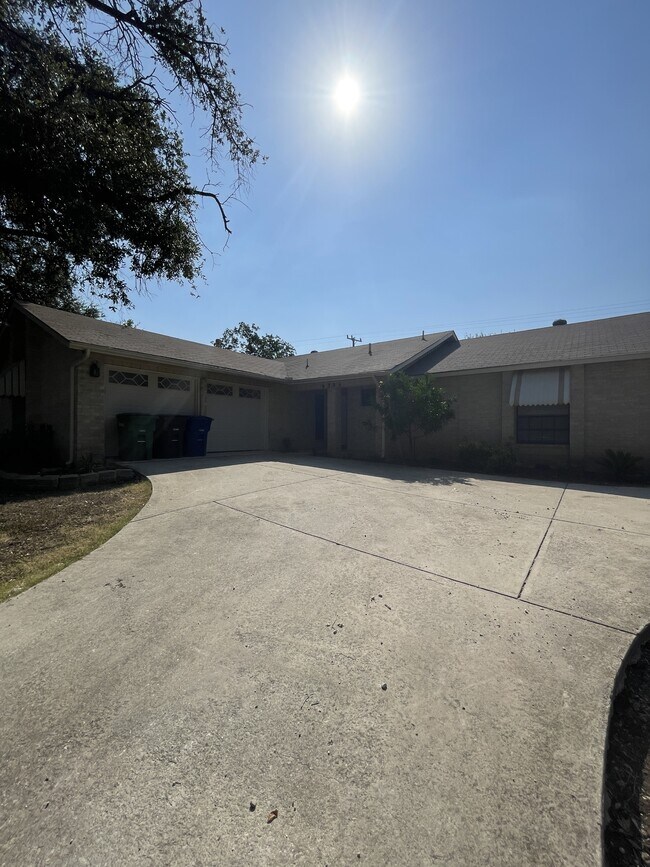 Building Photo - 6306 Madeleine Dr