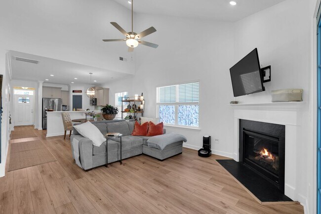 Building Photo - Beautiful Fully Furnished.