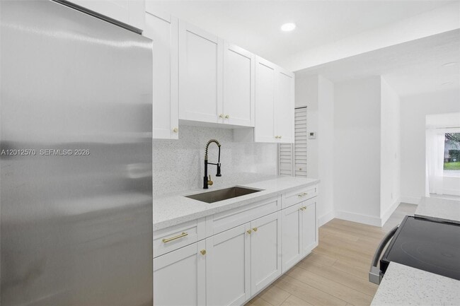 Building Photo - 461 Plover Ave