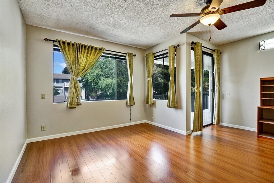 Building Photo - 3402 Pinewood Terrace