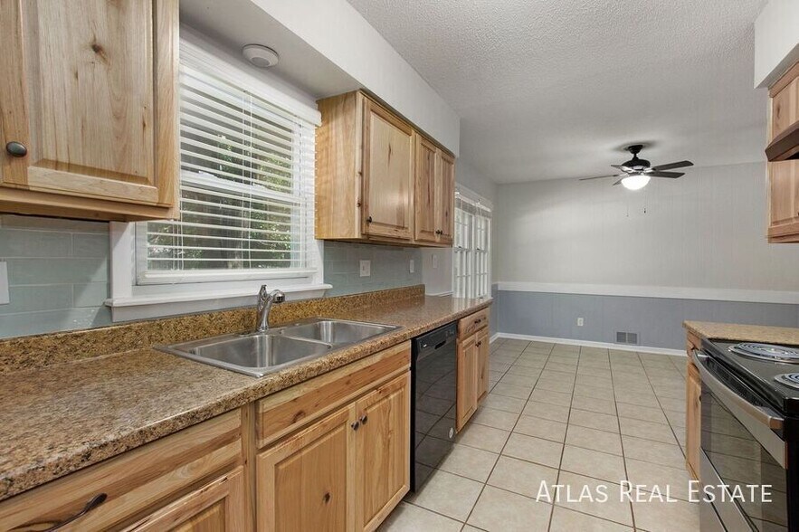 Building Photo - 625 NW Kay Dr