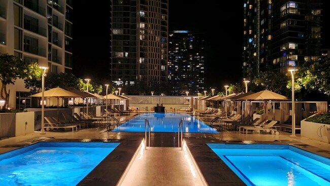 Building Photo - 1000 Auahi St #3913