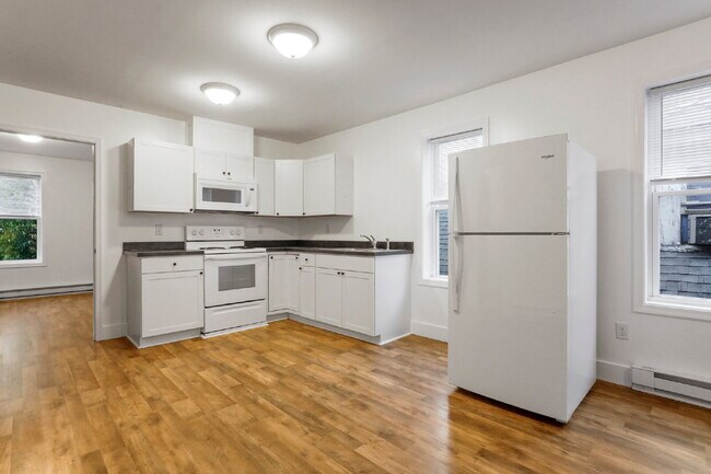 Building Photo - Welcome home to this newly renovated 2 bedroom top floor apartment