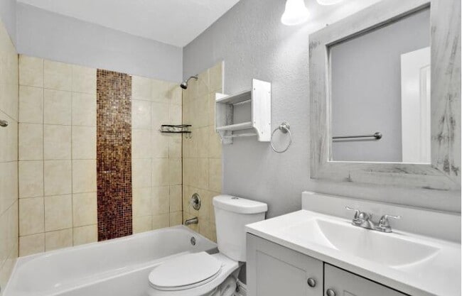 Building Photo - 240 SE 9th Ave