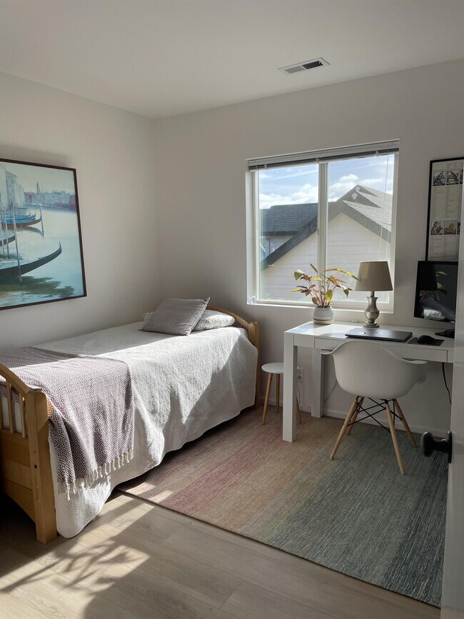 Building Photo - 1635 Hamlet Ln