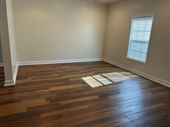 Building Photo - 3 Bedroom/2.5 Bath Home Kingsport, TN