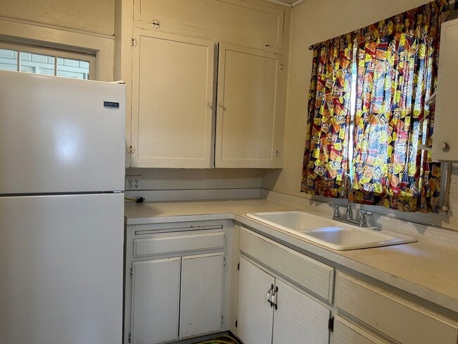 Building Photo - 3 bed, 1 bath, backyard