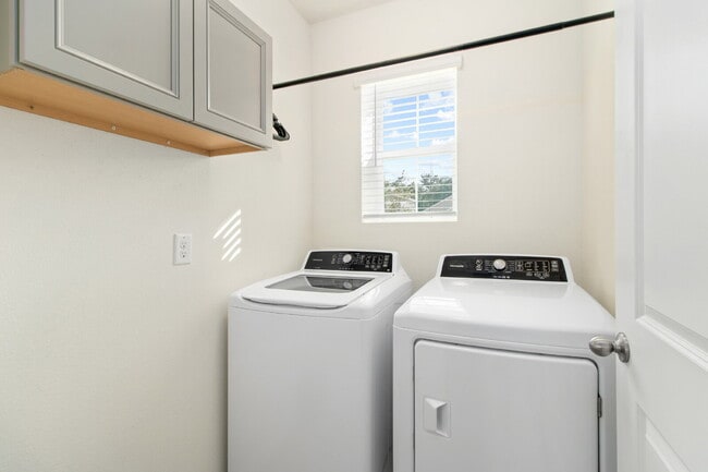 Building Photo - LIKE NEW Home For Rent in Southfork Lakes!