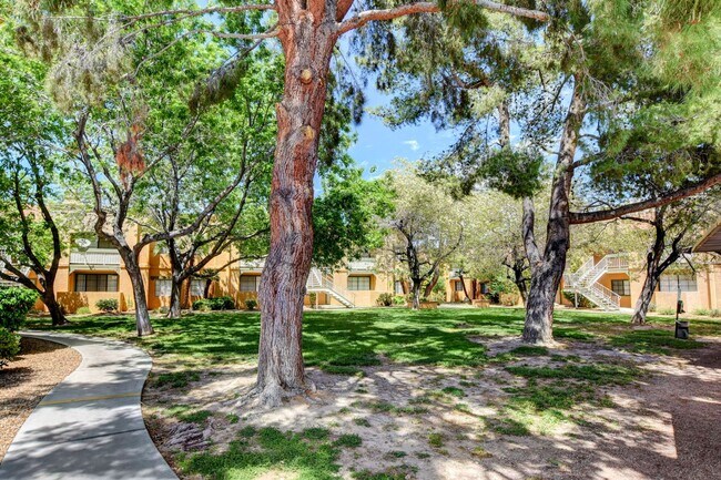 Building Photo - Charming 2 Bed 2 Bath!