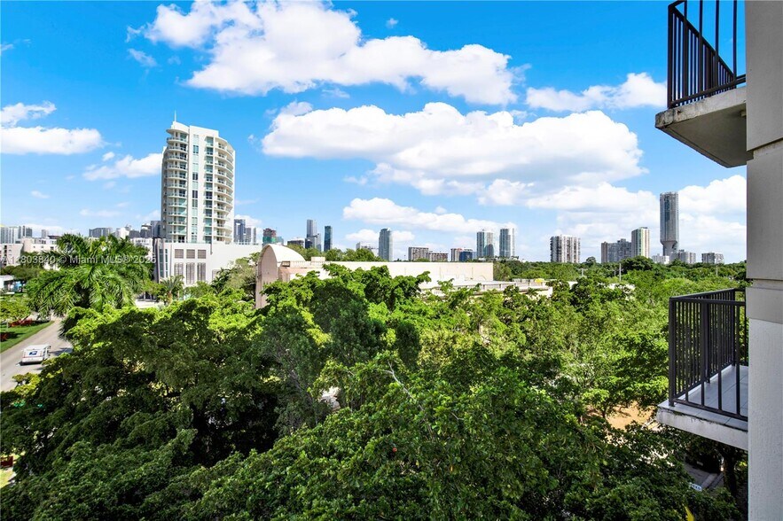 Building Photo - 2701 SW 3rd Ave