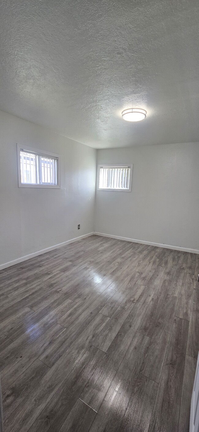 Building Photo - Ash