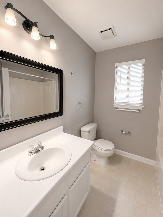 Building Photo - 1718 Horseshoe Dr