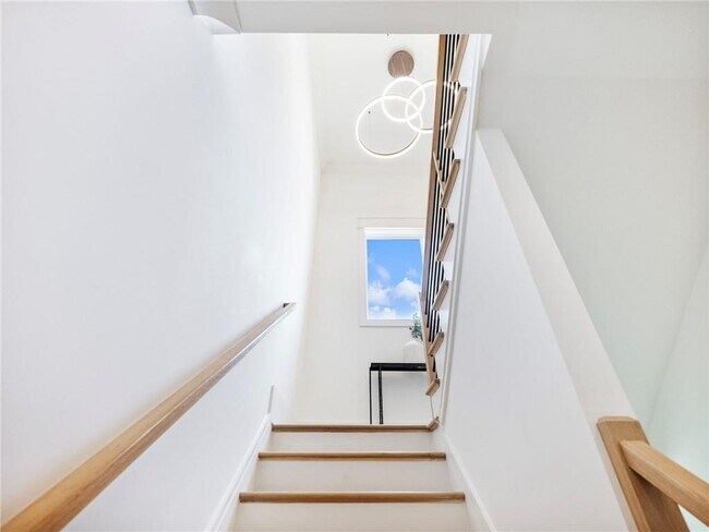 Building Photo - 566 Versailles Dr