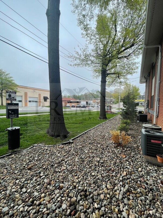 Building Photo - Updated 1 bed / 1 bath apartment - 60 West...