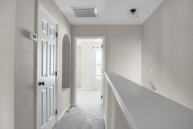 Building Photo - 3 bedroom, 2.5 Townhome