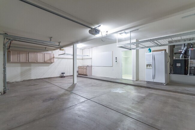 Building Photo - 4 bedoom home with private pool