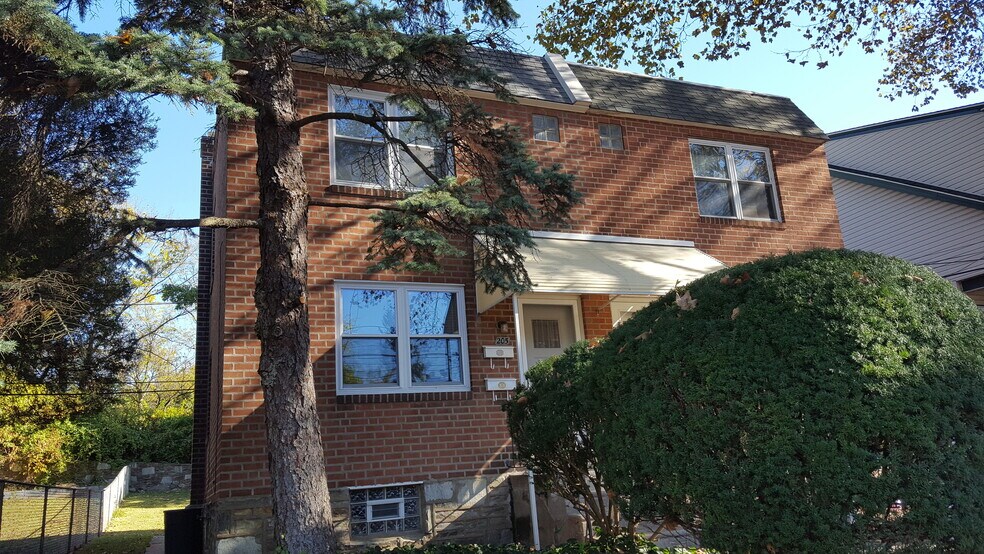 Building Photo - 205 Robbins St