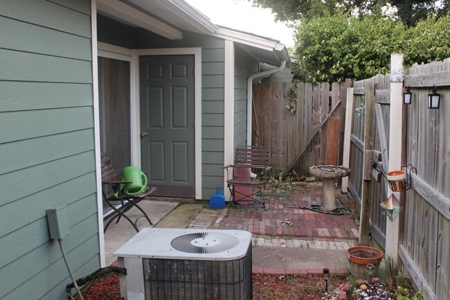 Building Photo - 2800 Longmire Dr