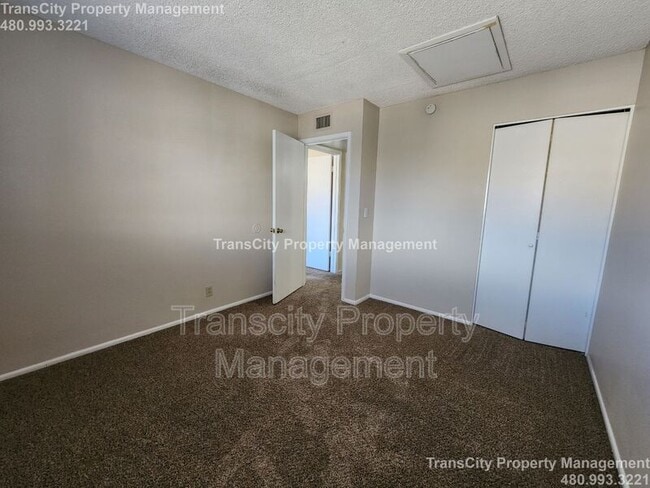 Building Photo - 286 W Palomino Dr