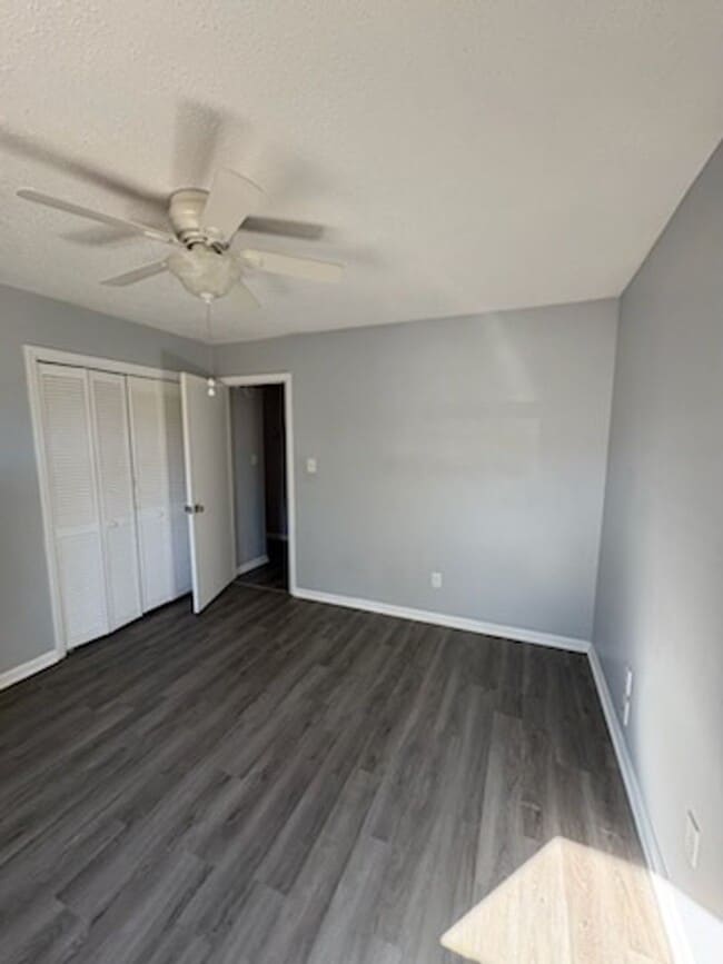 Building Photo - Affordable 2 Bedroom Duplex Off of Gum Bra...