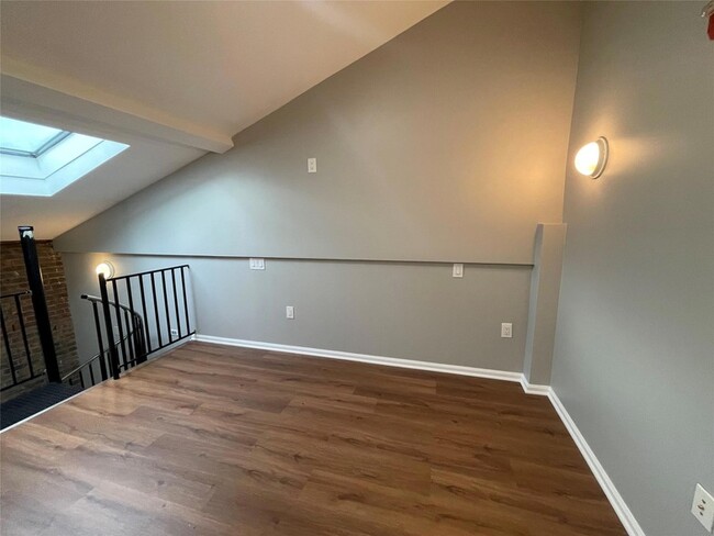 Building Photo - 94 4th Ave