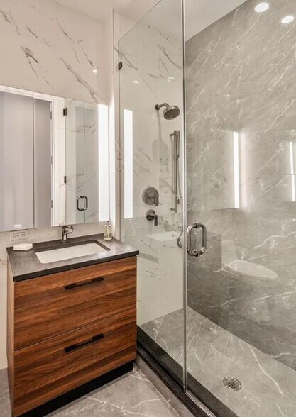 Building Photo - 64 Box St