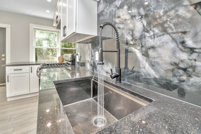 Building Photo - 9 A Ruthven St