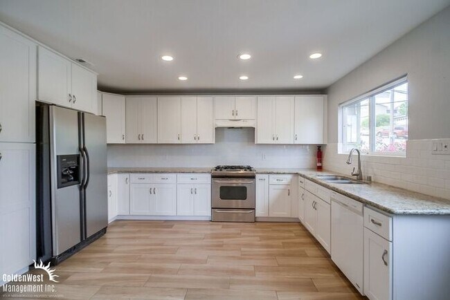 Building Photo - Scenic 4Bdm 2Ba Oasis with Panoramic Views...