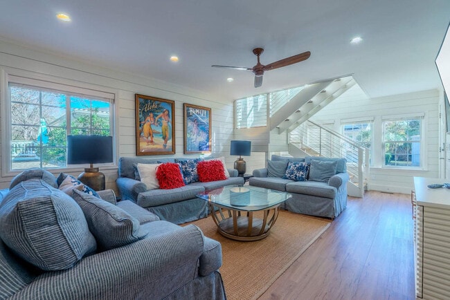 Building Photo - 7 Periwinkle Ln