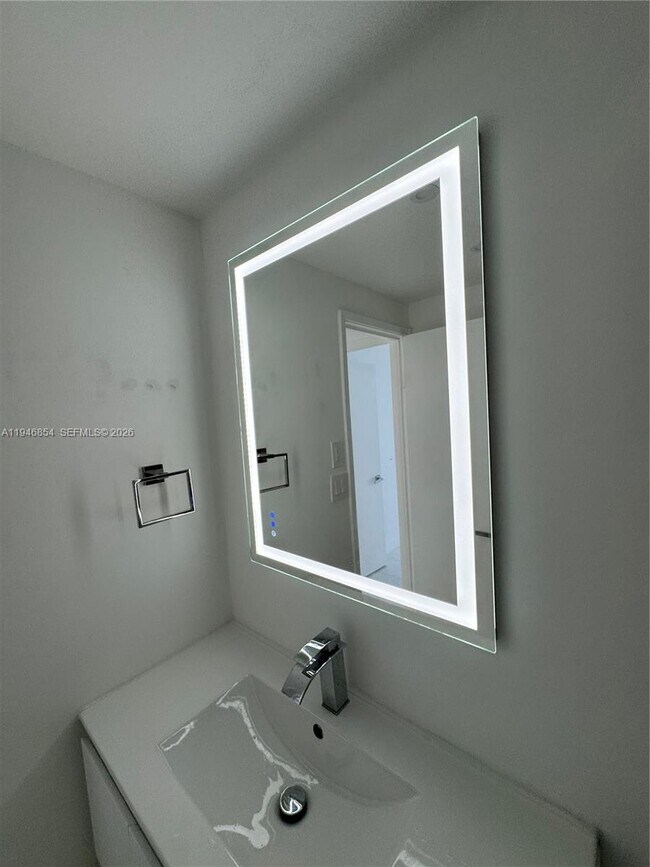 Building Photo - 400 Kings Point Dr