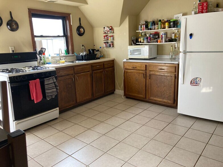 Building Photo - 301 1/2 S Winebiddle St, Apt 5