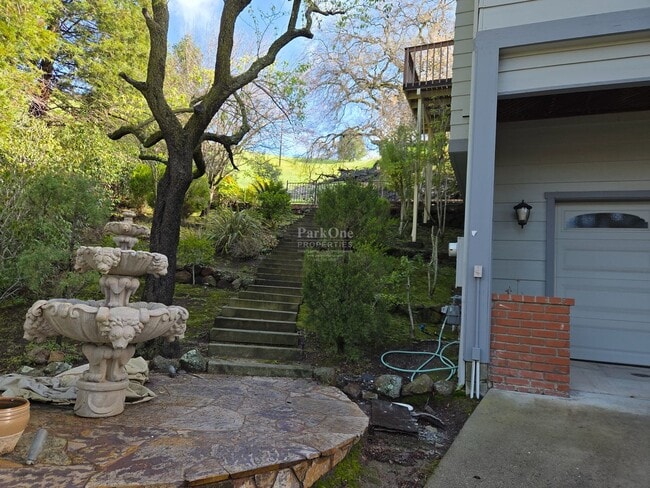 Building Photo - Spacious Walnut Creek Home