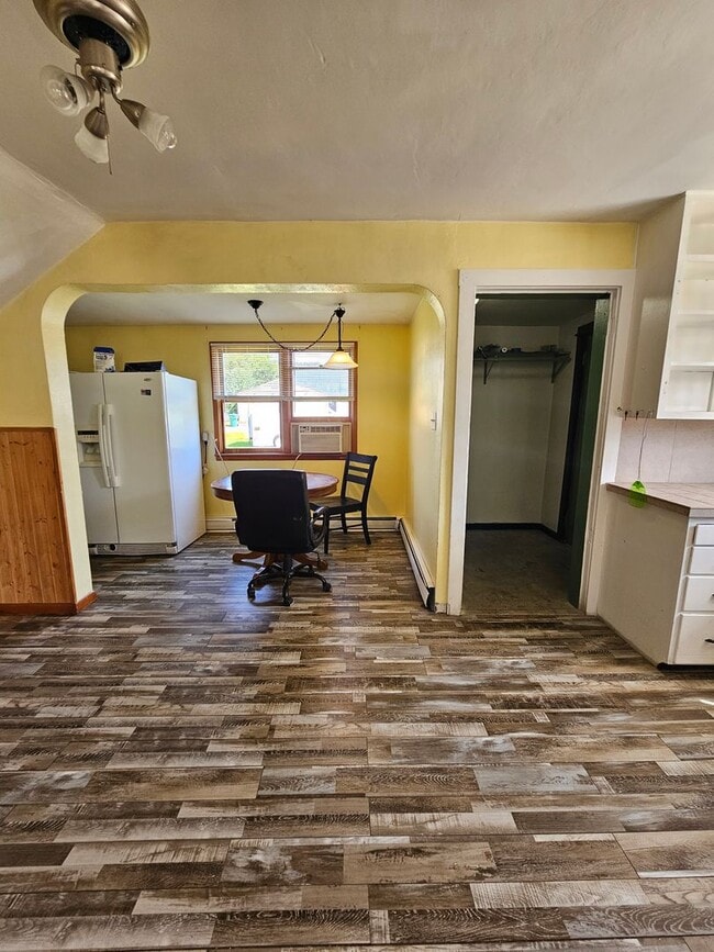 Building Photo - 2 BED | 2 BATH | HOME | CENTRALLY LOCATED ...