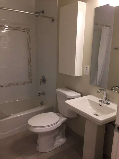 Building Photo - Modern Remodel 2br 1000sqft Private/End un...